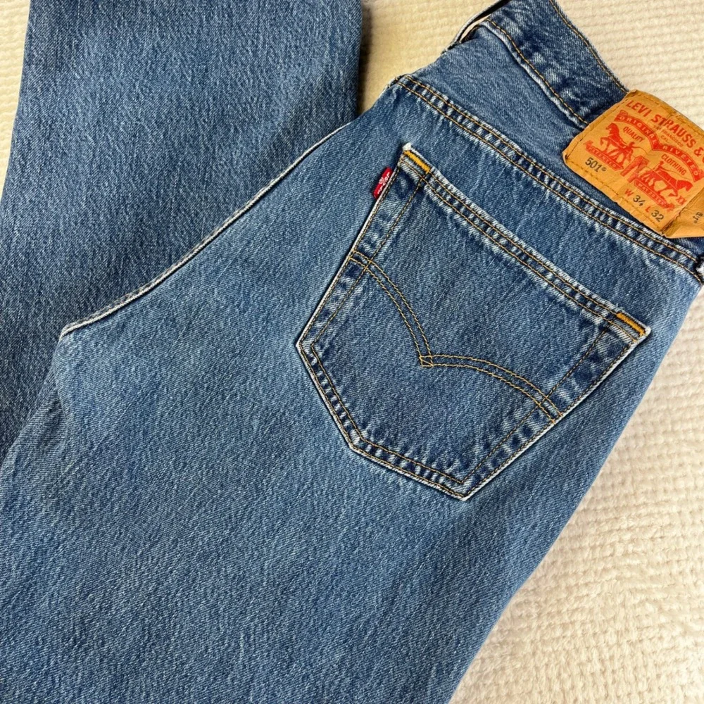 Levis 501 Original Fit Mens Medium Wash Blue Denim Straight Leg Jeans 34x32